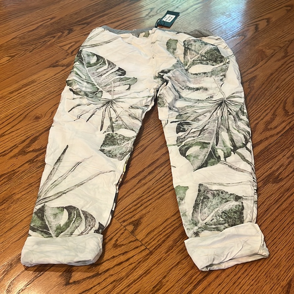 NWT Venti6 Woman’s White Floral Graffiti Joggers Size M - Picture 4 of 7